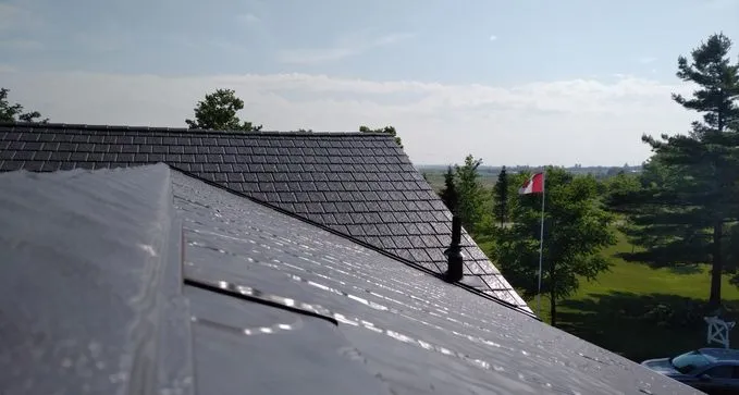 Aislar la cubierta de tu edificación es una tarea fácil si decides hacerlo con profesionales en aislamiento con panel sándwich en La Bañeza. Nosotros te recomendamos colocar panel sándwich en las cubiertas y tejados. Este tipo de material ofrece una gran autonomía y mejora la eficiencia energética en el interior de la propiedad. Esto es posible, gracias a la forma en que está hecho el panel sándwich, su composición es de un laminado hecho con dos chapas de madera, metal o vinil. En su interior está un núcleo aislante compuesto por poliuretano, poliisocianurato o lana de roca. Contáctanos para elegir el mejor tipo de panel sándwich según las características de tu vivienda.